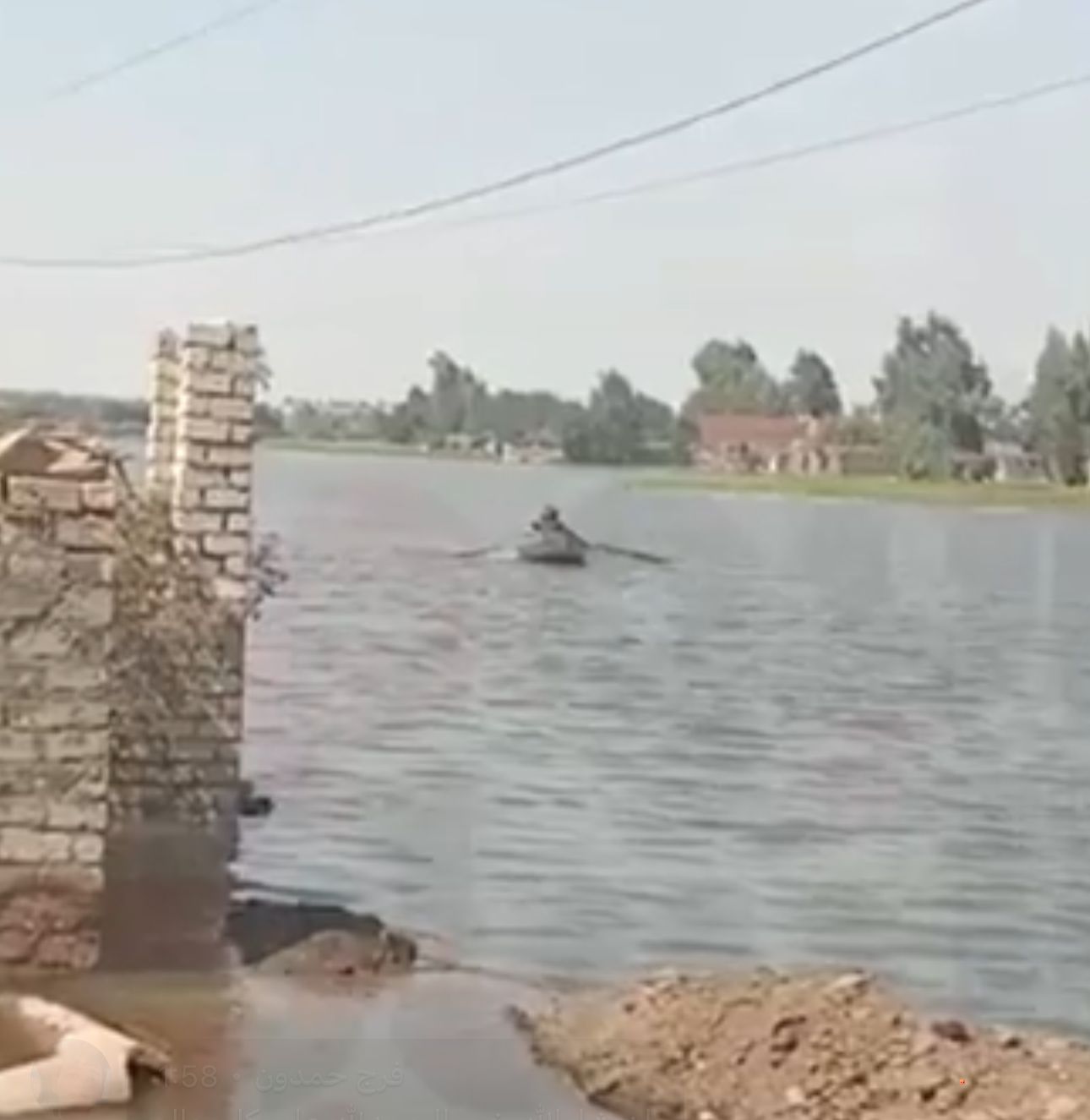 احد المواطنين يساخدم مركب احد المواطنين يساخدم مركب