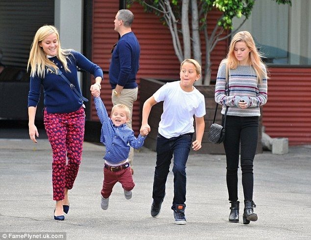 ريز ويذرسبون وعائلتها