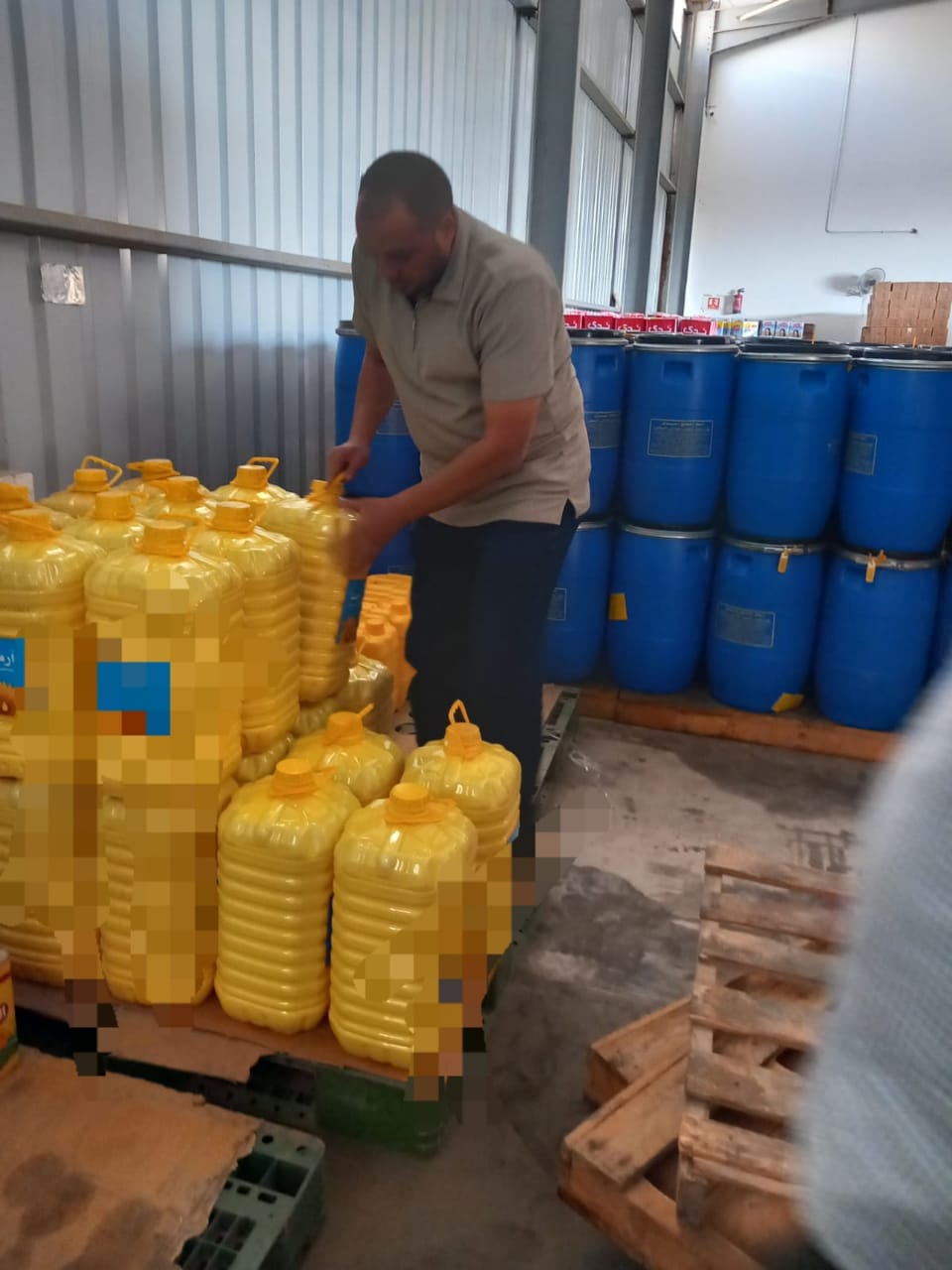 ضبط سمن مجهول المصدر ونصف طن جبن متعفن داخل مخزن بسوهاج (7)