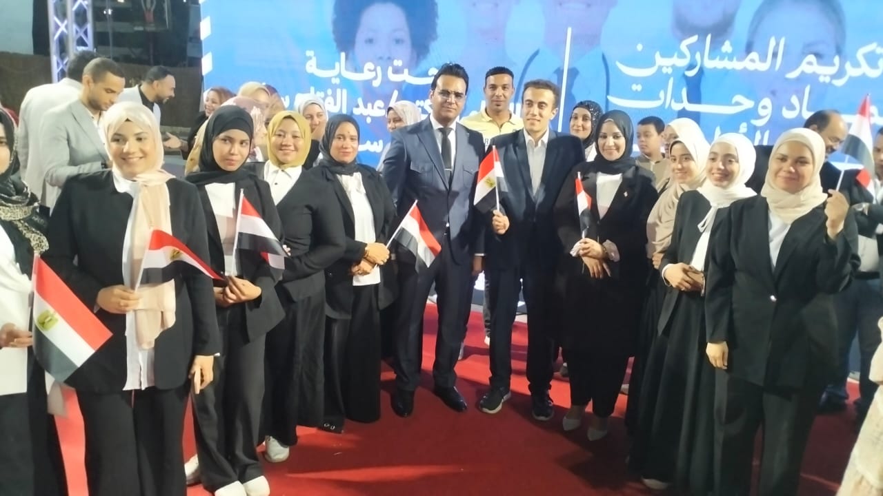 جانب من التكريم جانب من التكريم