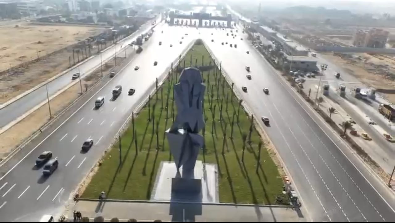 التمثال الموجود بمدخ الطريق للمتحف المصرى الكبير