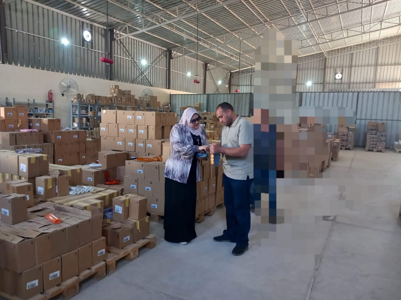 ضبط سمن مجهول المصدر ونصف طن جبن متعفن داخل مخزن بسوهاج (1)