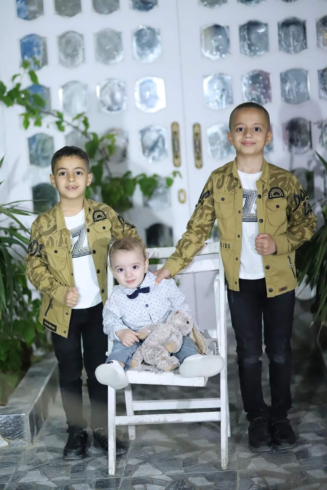 الطفل مجد أبو حبيب واشقائه الطفل مجد أبو حبيب واشقائه