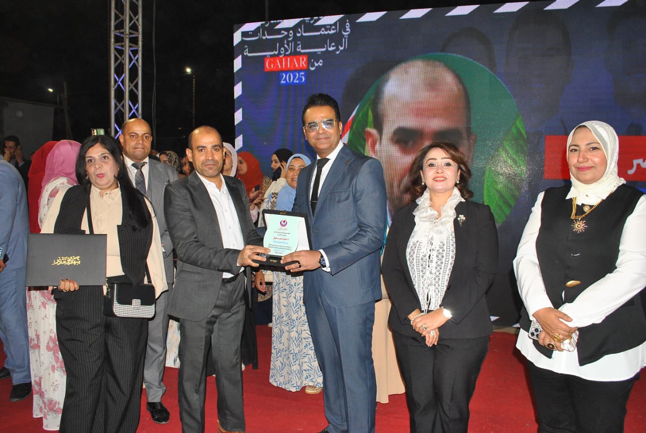 جانب من التكريم جانب من التكريم