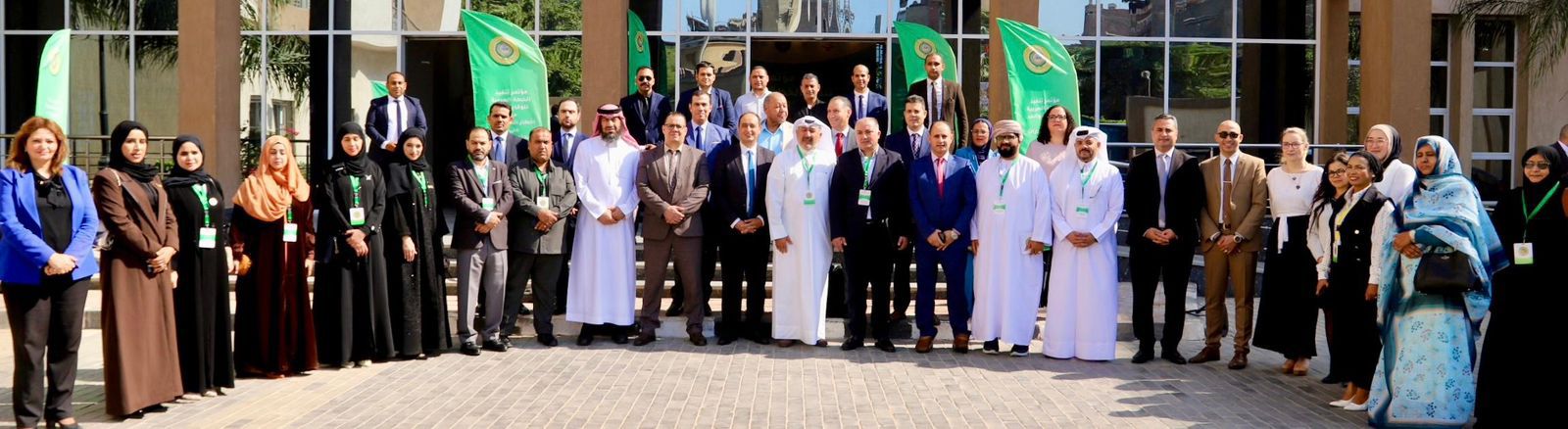 الدكتور عمرو عثمان مع  ممثلى حكومات 14 دولة عربية بحضور الكاتب الصحفى مدحت وهبه خلال تفقد أحد  المراكز العلاجية لصندوق مكافحة الإدمان