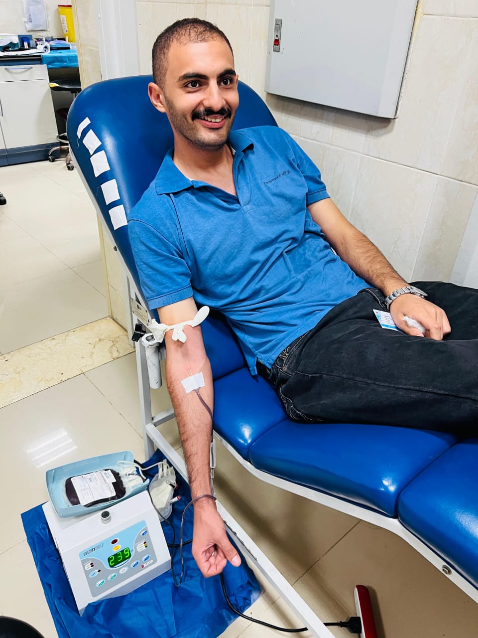 طالب يتبرع بالدم بجامعة كفر الشيخ