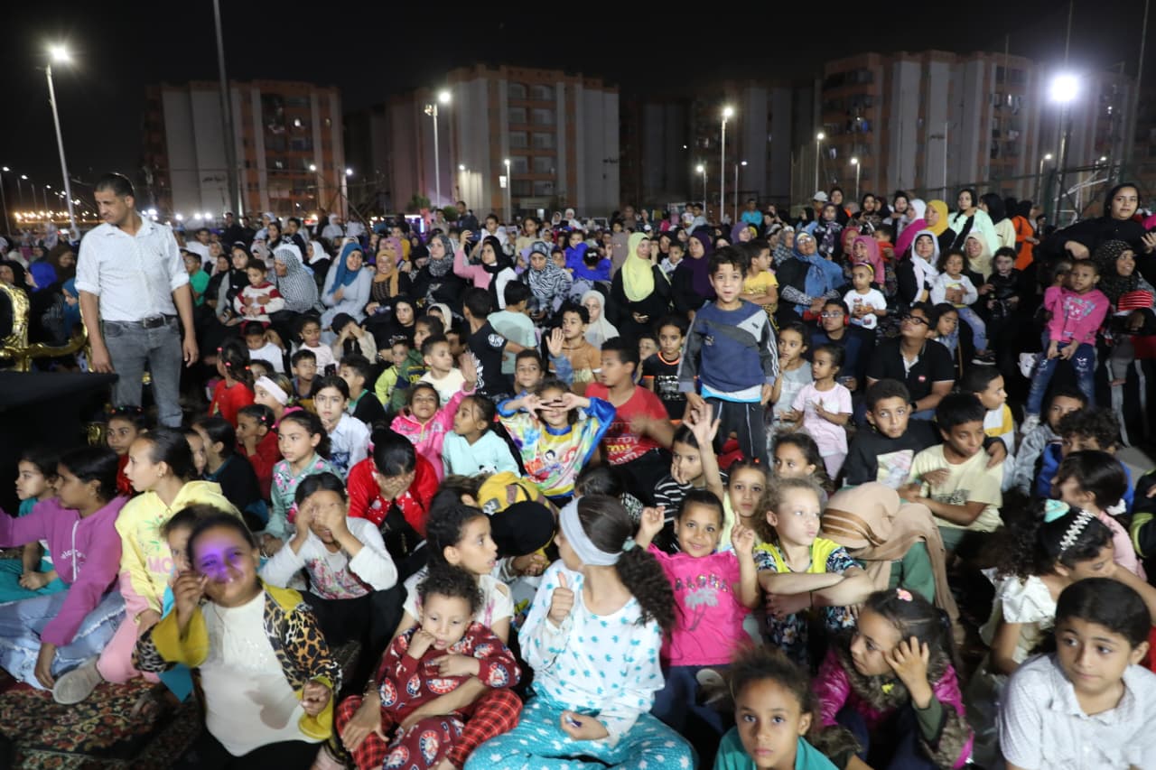 الأهالى يتابعون شاشات العرض الأهالى يتابعون شاشات العرض