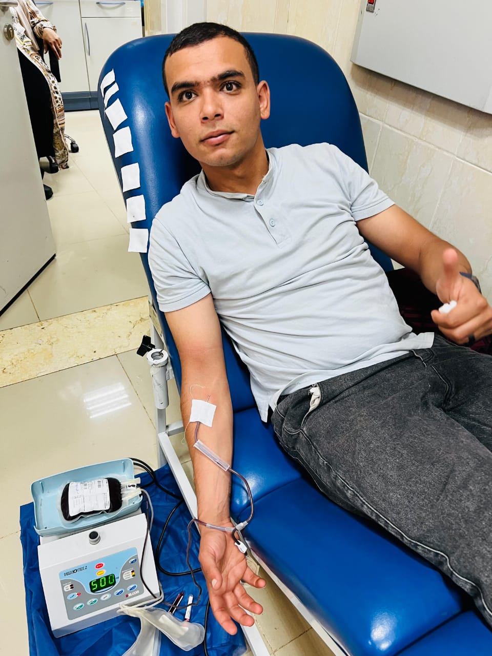 مشاركة طالب في حملة التبرع بالدم