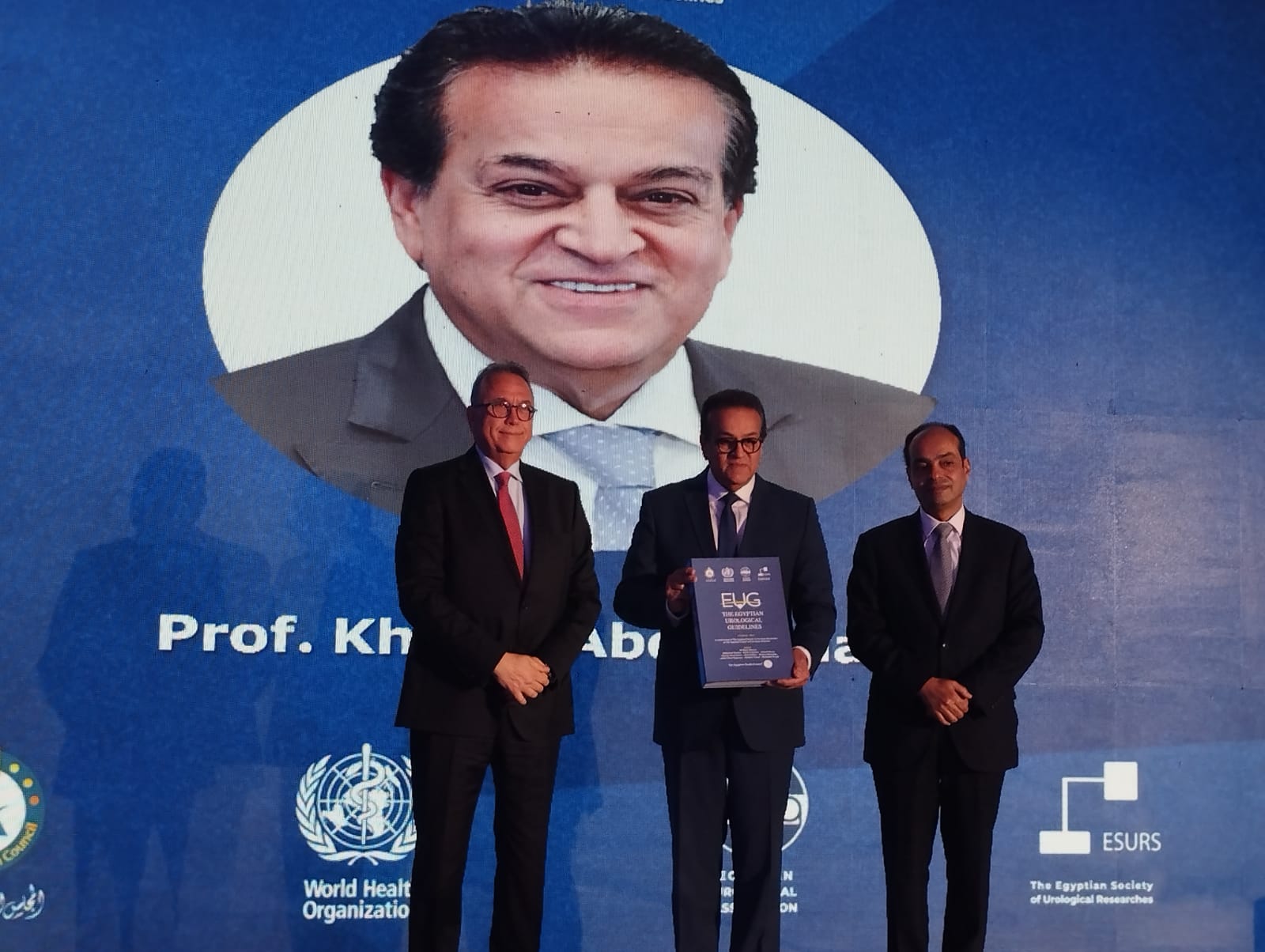 وزير الصحة يتسلم الدلائل الارشادية لجراحى المسالك البولية وزير الصحة يتسلم الدلائل الارشادية لجراحى المسالك البولية