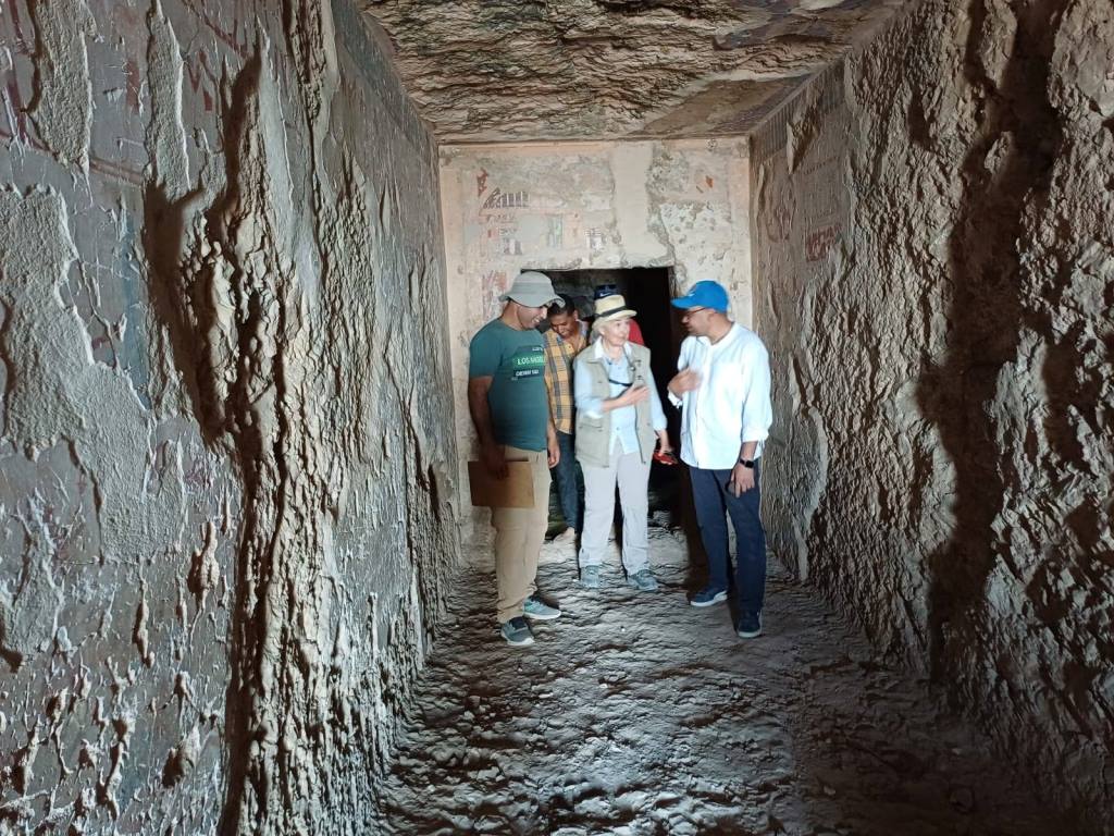 متابعة أعمال بعثة بازل السويسرية التى تعمل فى جبانه عبد القرنة متابعة أعمال بعثة بازل السويسرية التى تعمل فى جبانه عبد القرنة