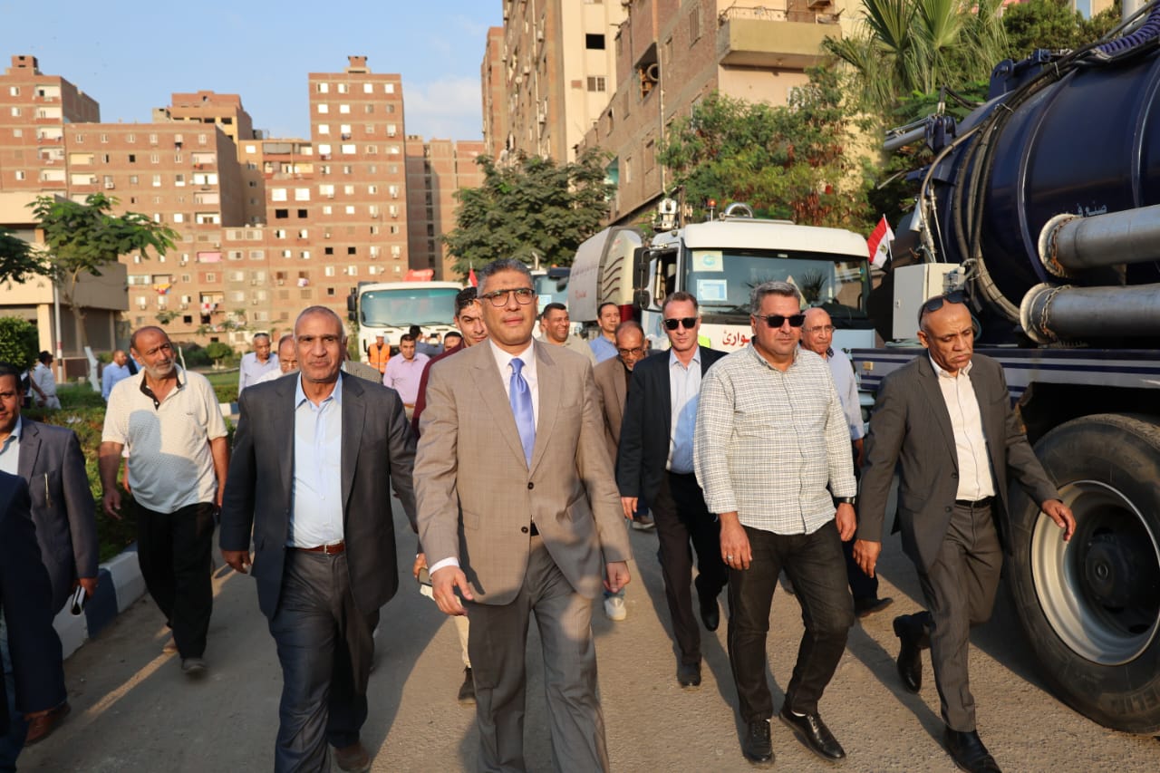 محافظ الجيزة خلال الجولة محافظ الجيزة خلال الجولة