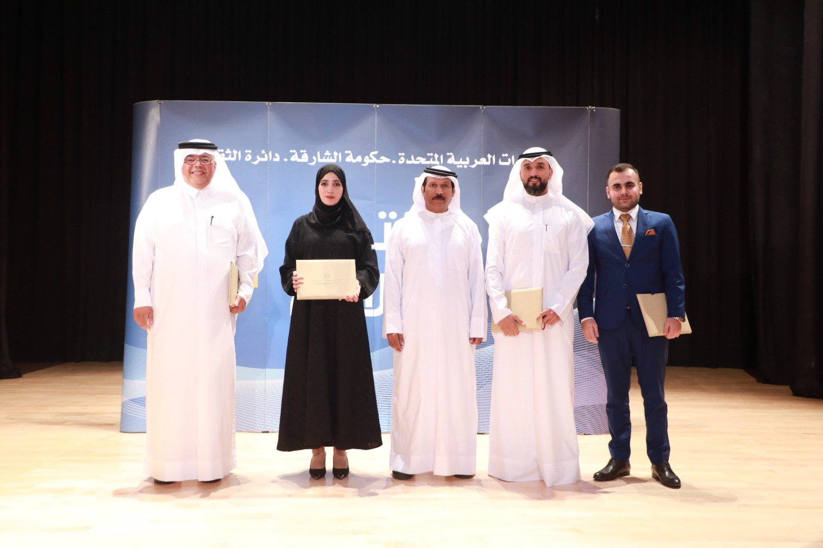 الشاعر محمد البريكى يكرم الشعراء الشاعر محمد البريكى يكرم الشعراء