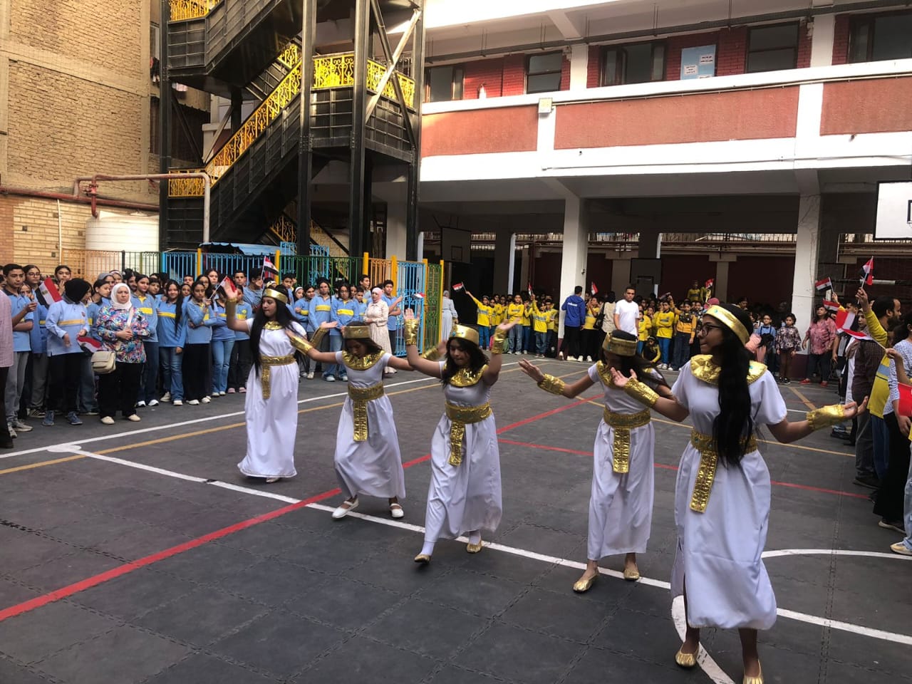 الاحتفالات بالإذاعة المدرسية بالزي الفرعوني