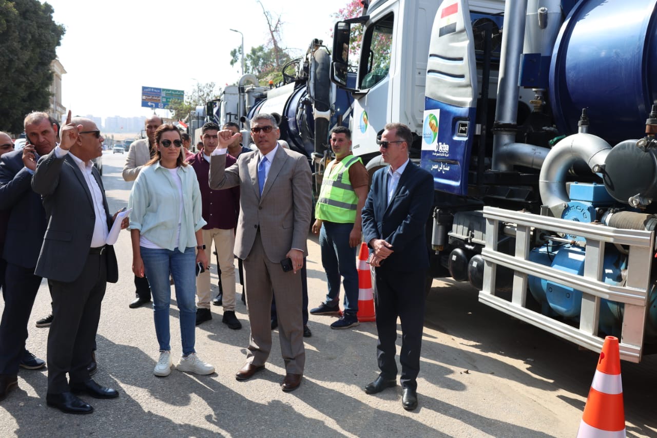 جانب من جولة المحافظ جانب من جولة المحافظ