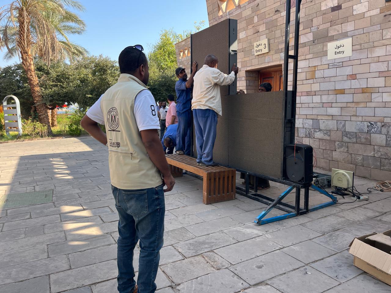 أثناء تركيب شاشة العرض أثناء تركيب شاشة العرض