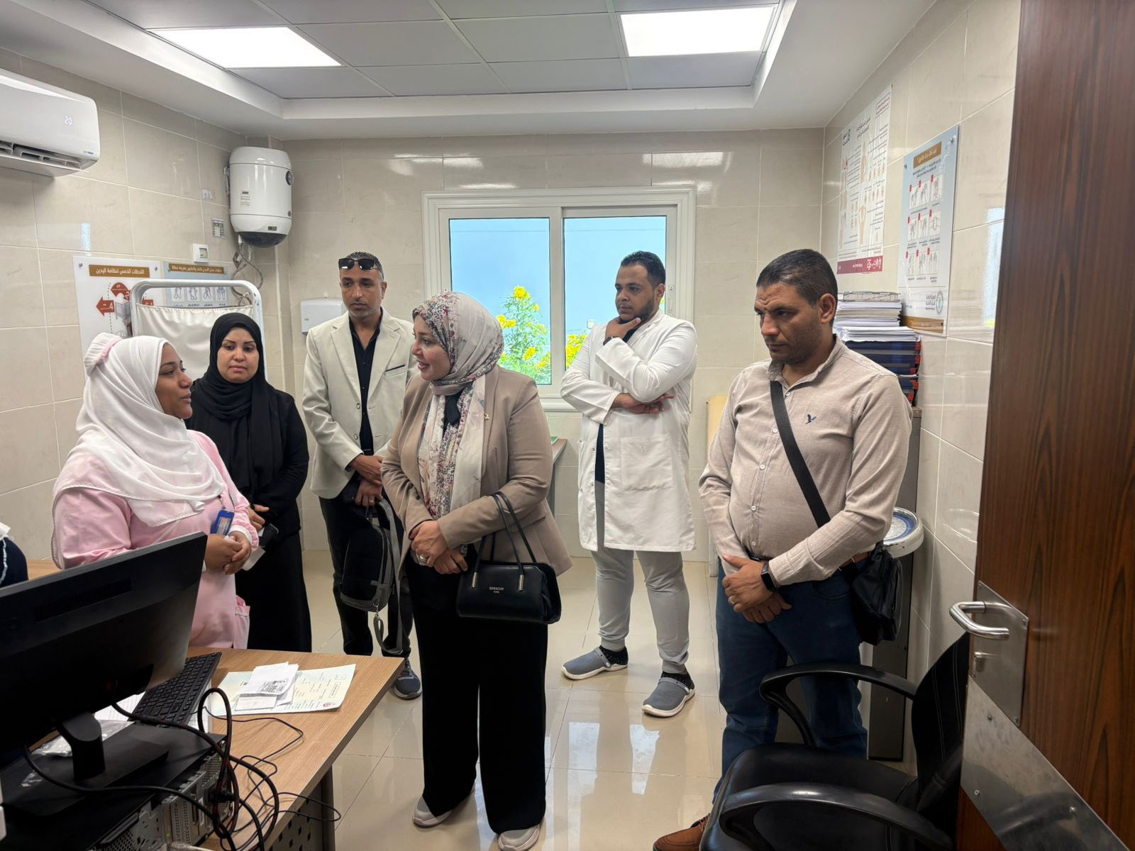 مديرة فرع التأمين الصحى الشامل بالأقصر تتفقد خدمة الأهالى