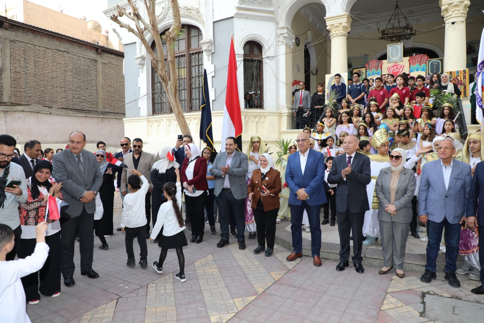 محافظ القاهرة مع طلاب مدرسة قصر الدوبارة الرسمية