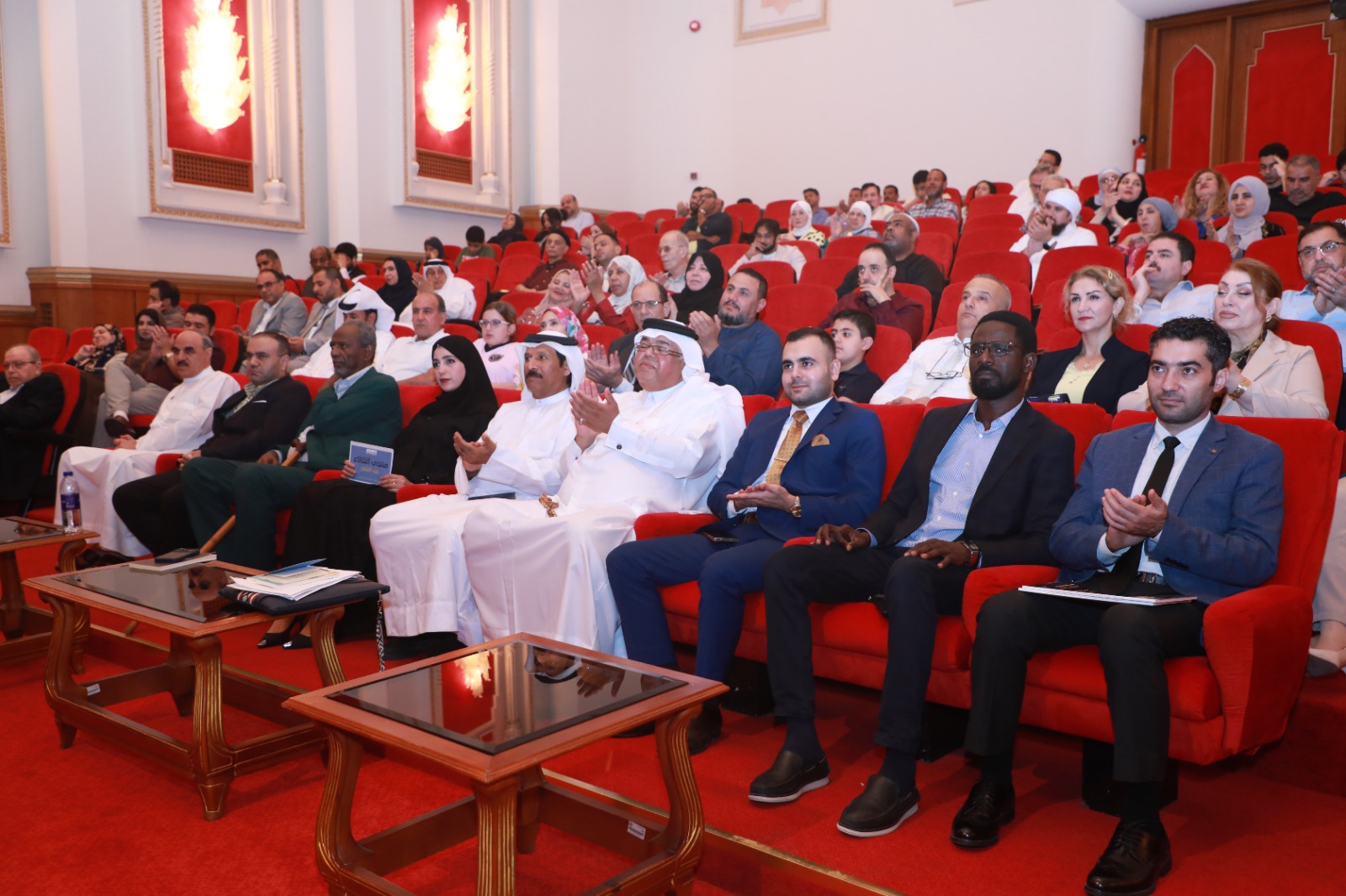 خلال الأمسية الشعرية خلال الأمسية الشعرية