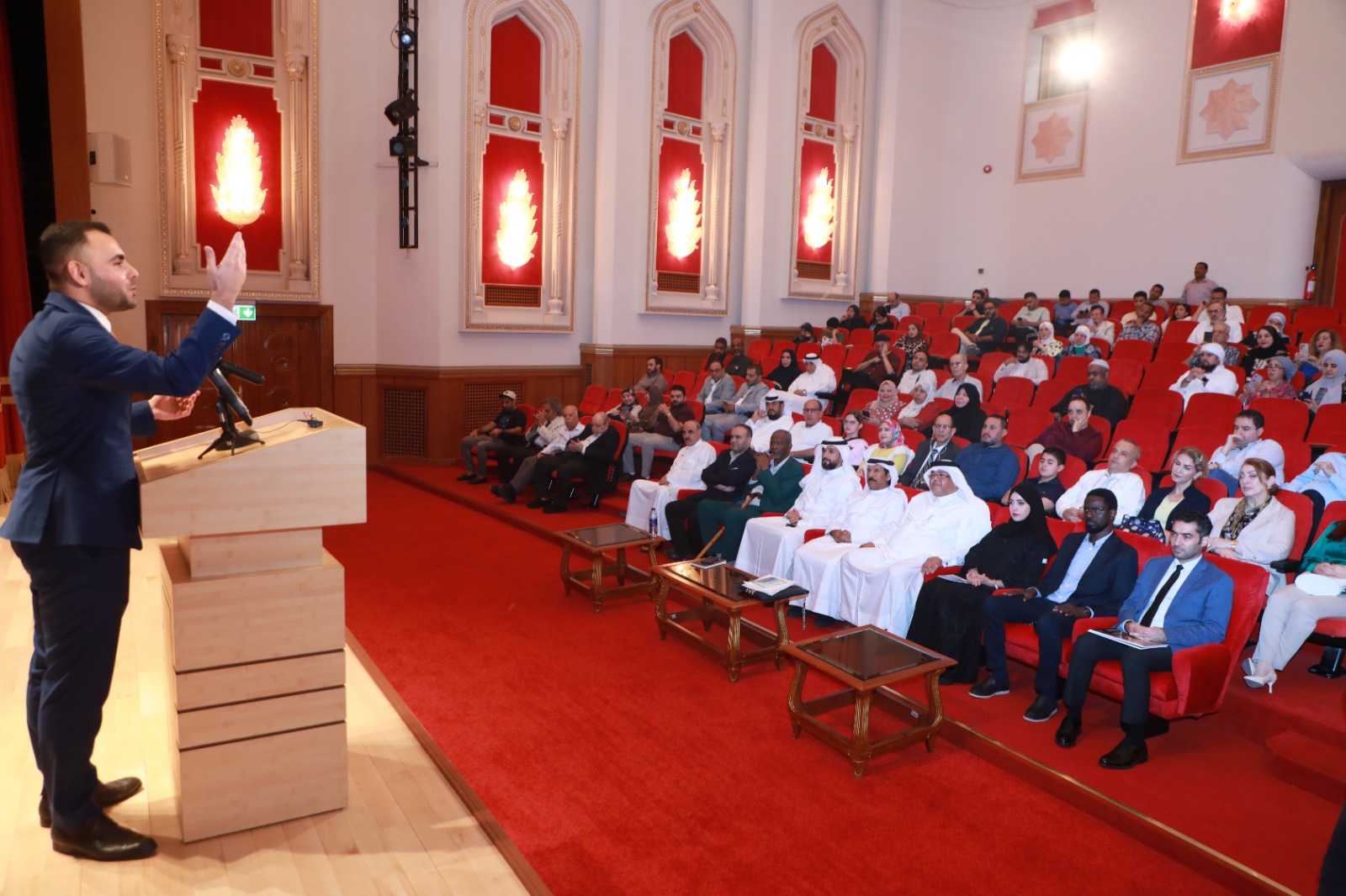 جانب من الأمسية الشعرية جانب من الأمسية الشعرية