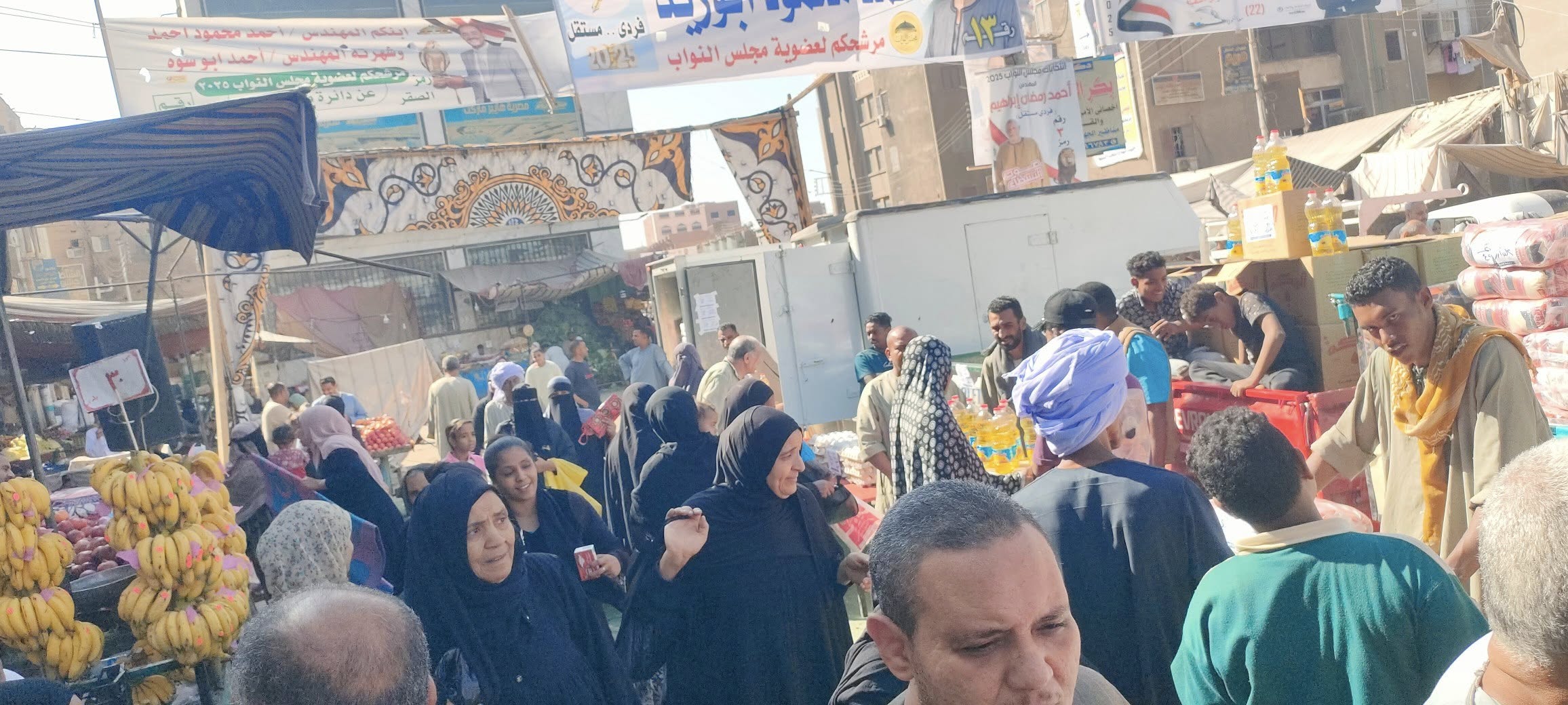 إقبال المواطنين فى سوق اليوم الواحد بمدينة إسنا