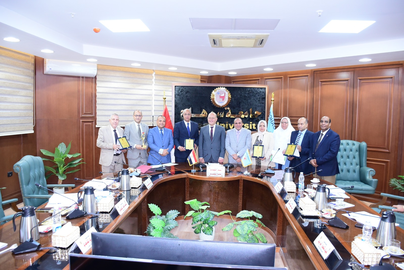 المكرمين بحضور رئيس الجامعة ونائبه