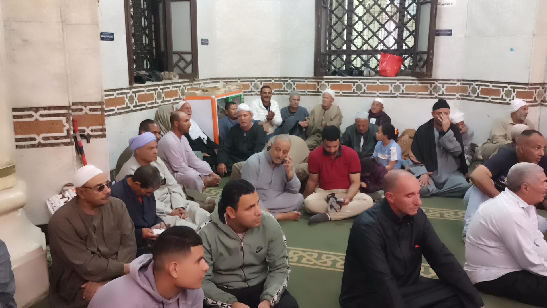 جانب من الحضور بمقام الدسوقي جانب من الحضور بمقام الدسوقي