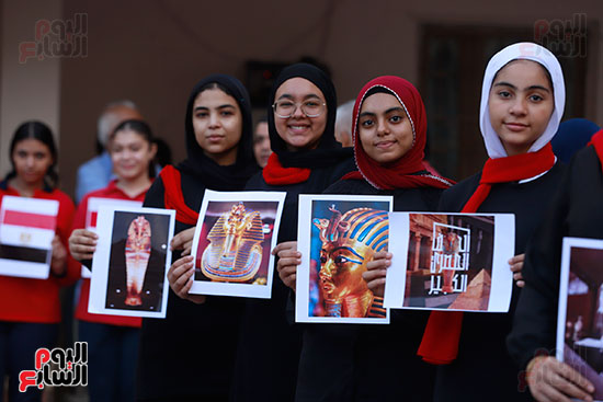 الطالبات يحملن صورا للأثار المصرية