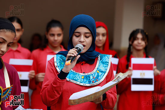 طالبة تتحدث عن المتحف المصرى أثناء طابور الصباح