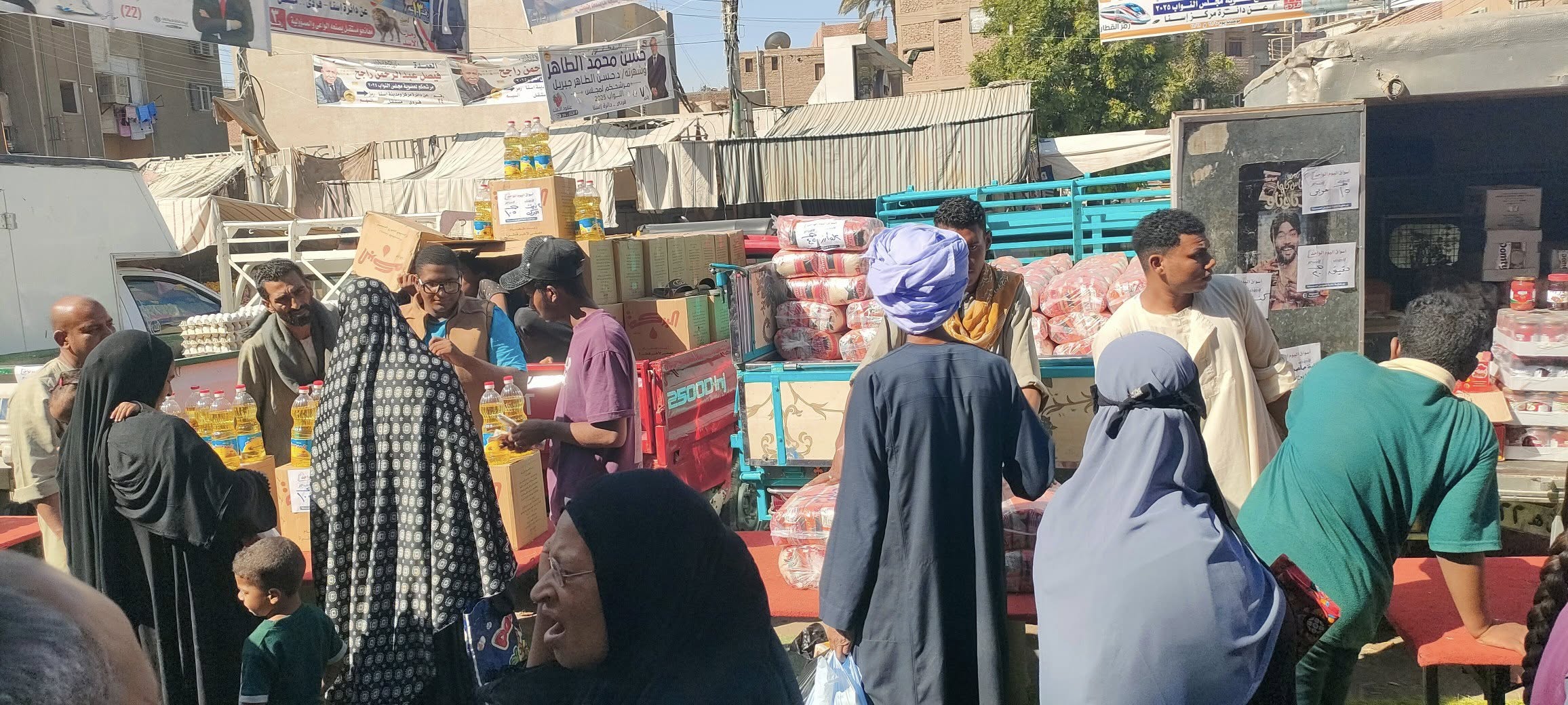 توافد الأهالى فى سوق اليوم الواحد بمدينة إسنا