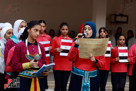 الطلاب يحملن علم مصر بطبابور الصباح
