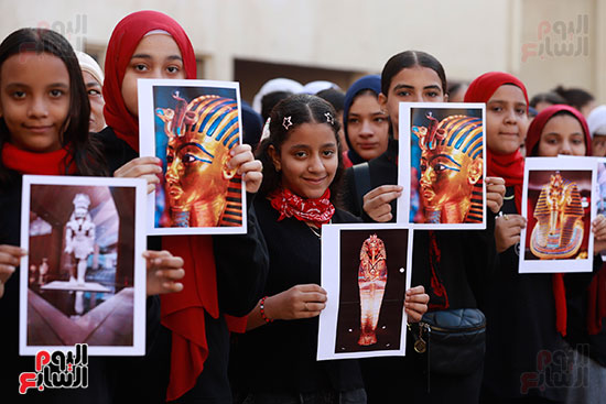 تلميذات يرفعن صور الملوك المصريون القدماء تلميذات يرفعن صور الملوك المصريون القدماء