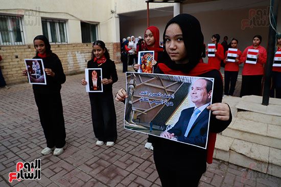 الطلاب يحملون علم مصر اثناء الاحتفالات