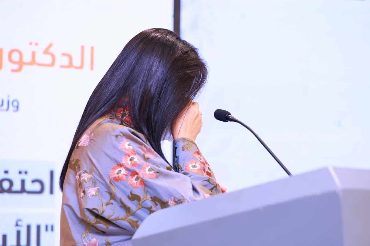 بكاء وزيرة التضامن