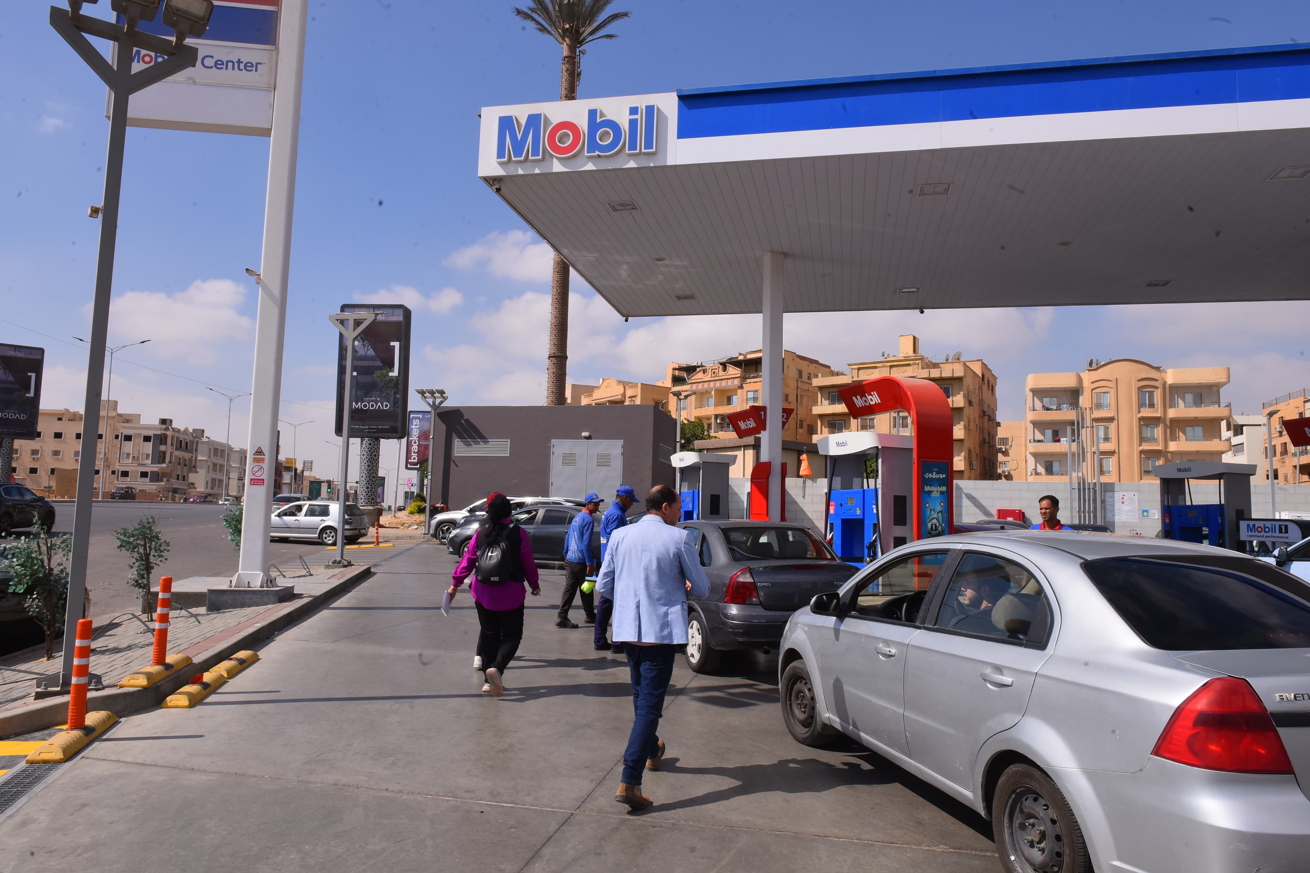 جولة الوزير بمحطة الوقود