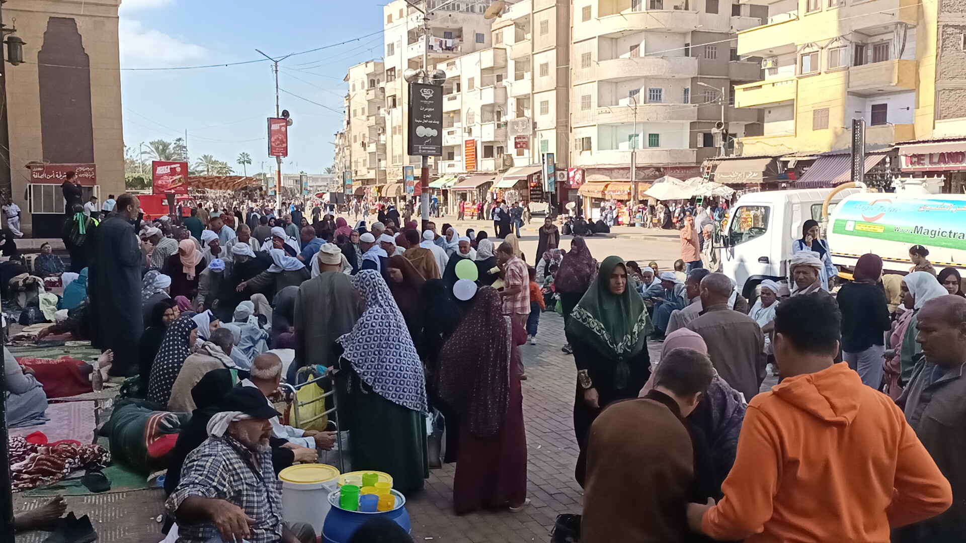 جانب من الإقبال على المولد جانب من الإقبال على المولد