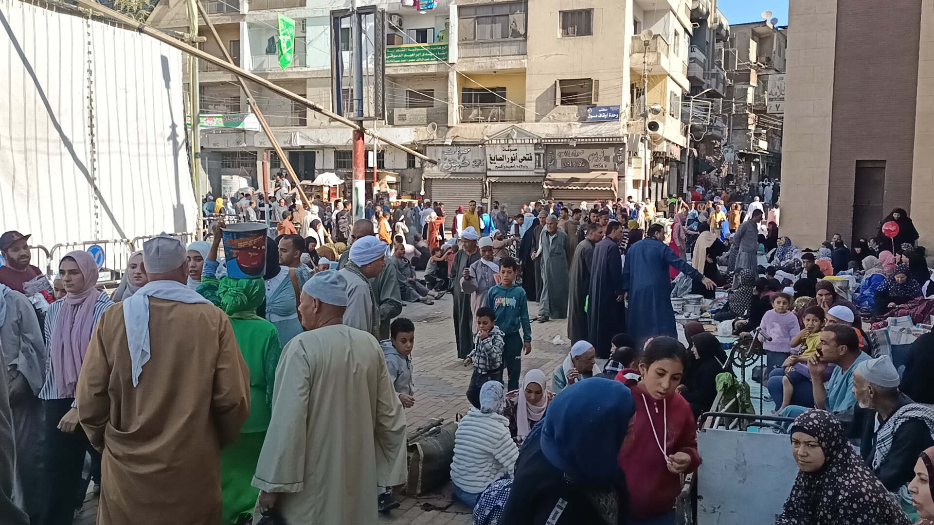 توافد عدد كبير لحضور الليلة الختامية توافد عدد كبير لحضور الليلة الختامية