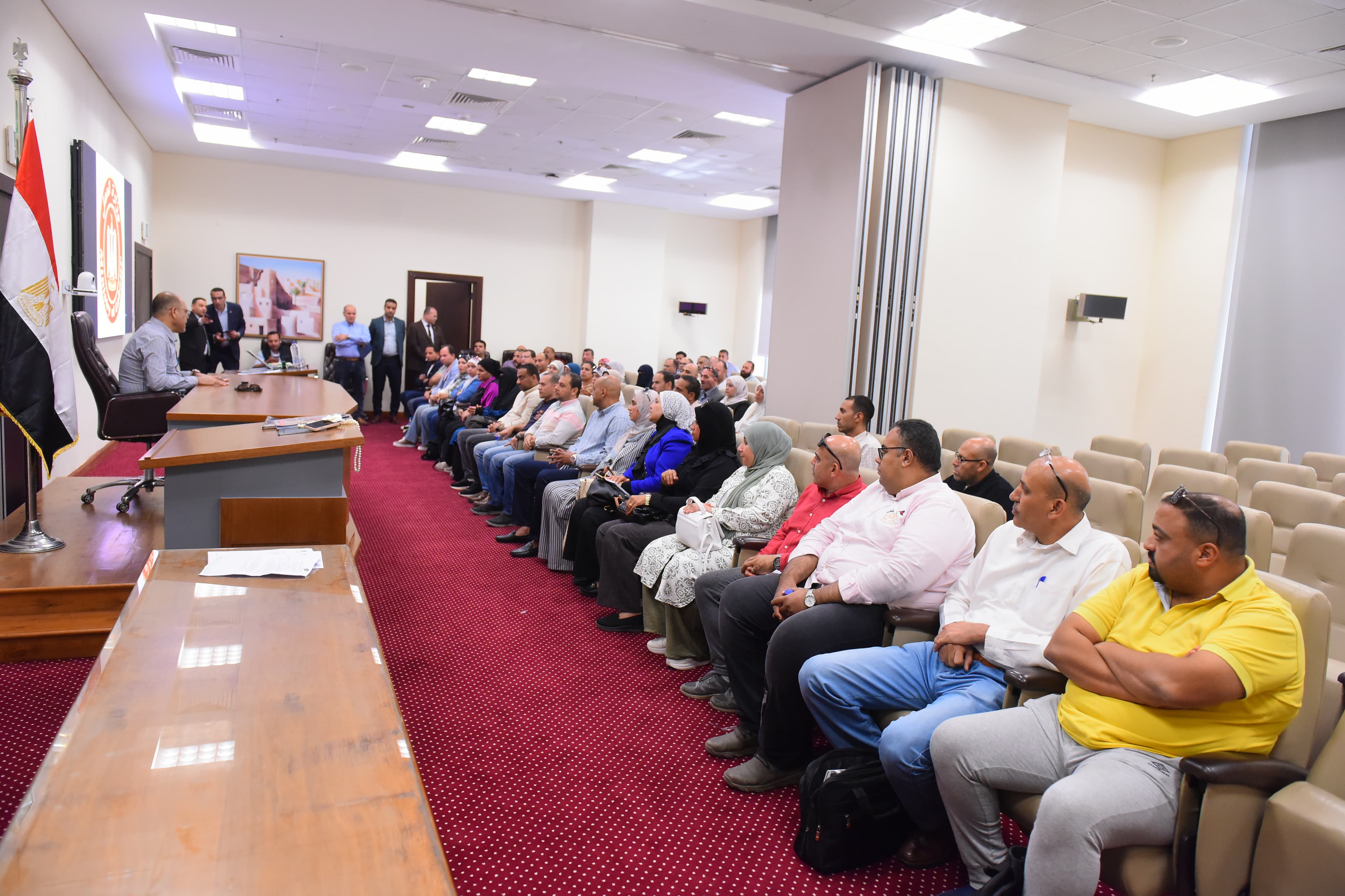 وزير العمل مع الموظفين