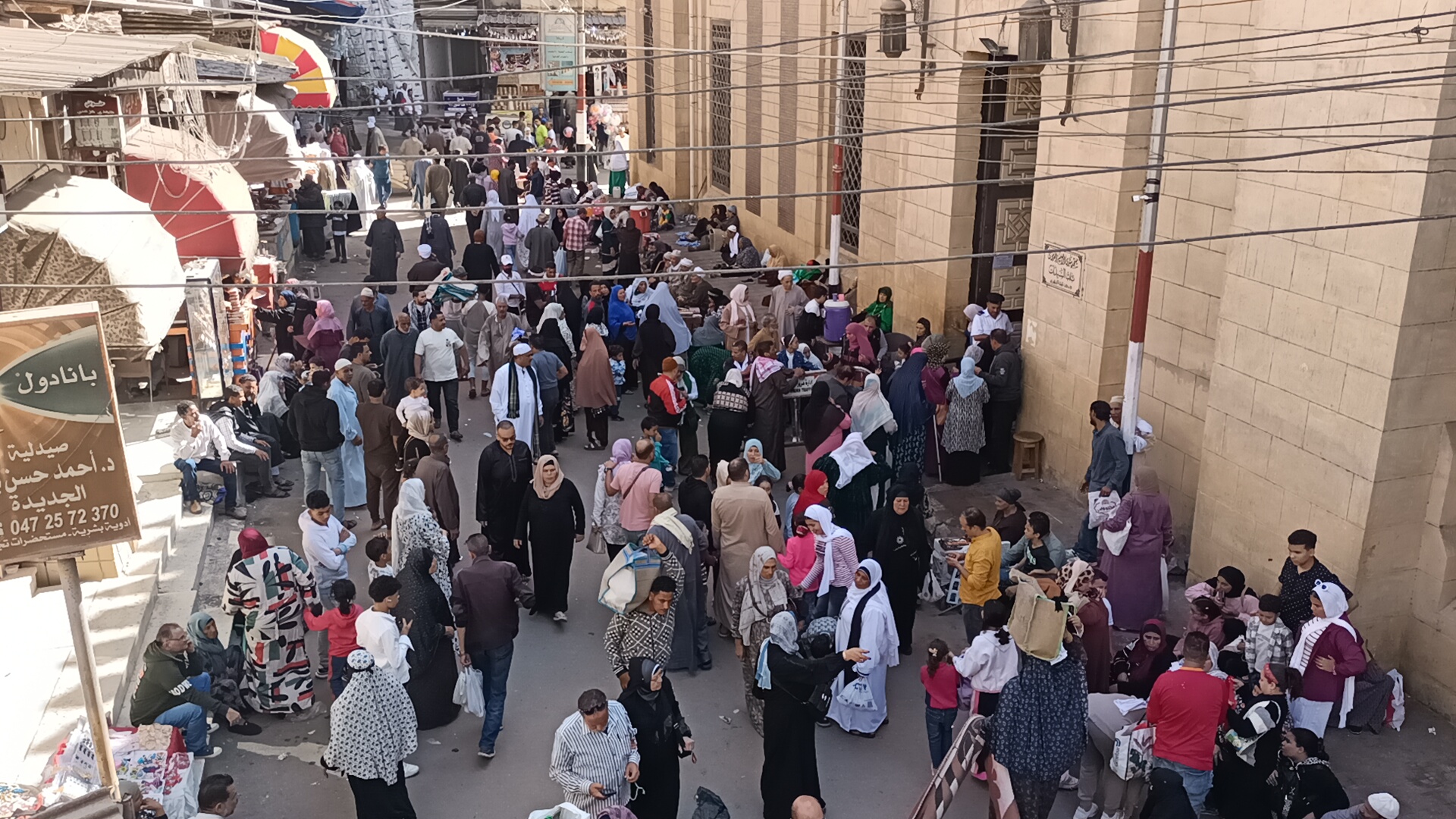 جانب من الحضور أمام مسجد الدسوقي جانب من الحضور أمام مسجد الدسوقي