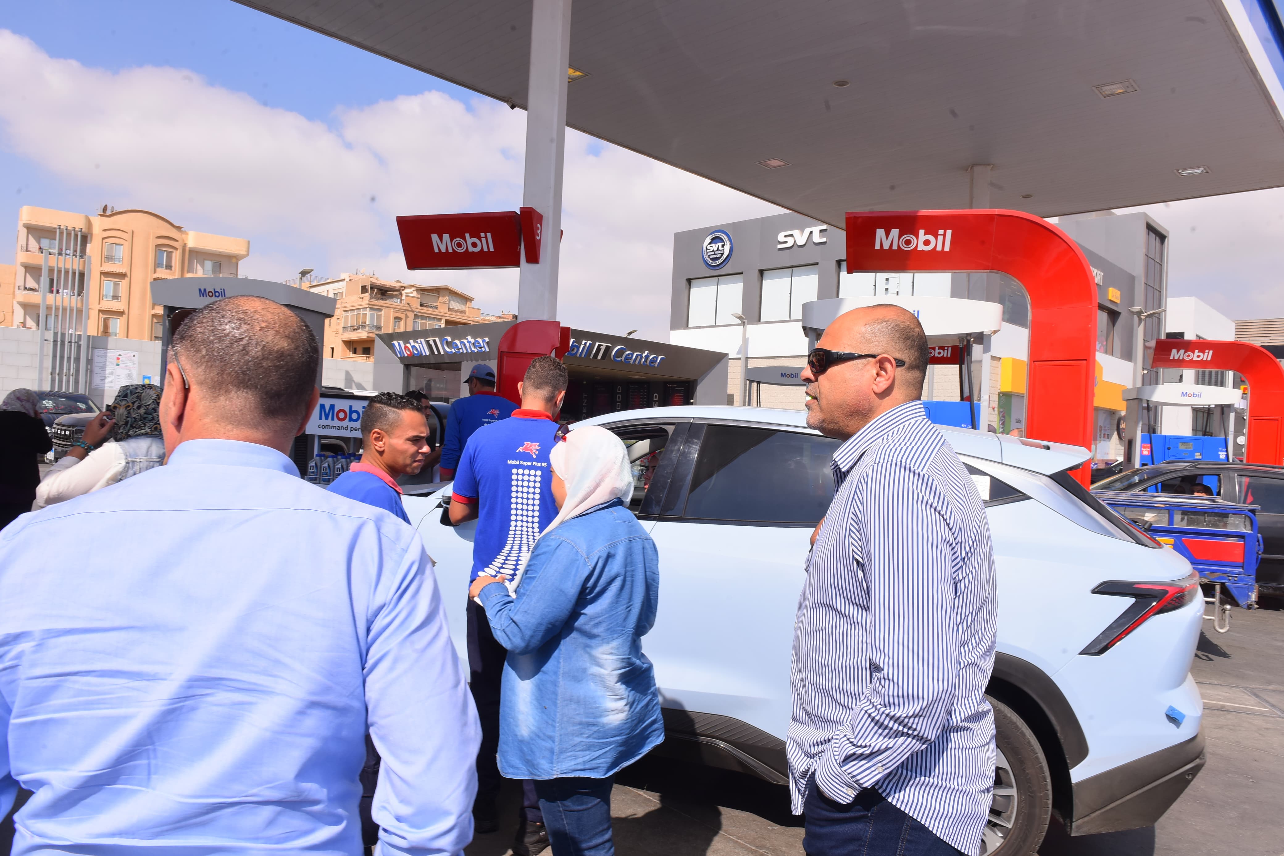 وزير العمل بمحطة الوقود