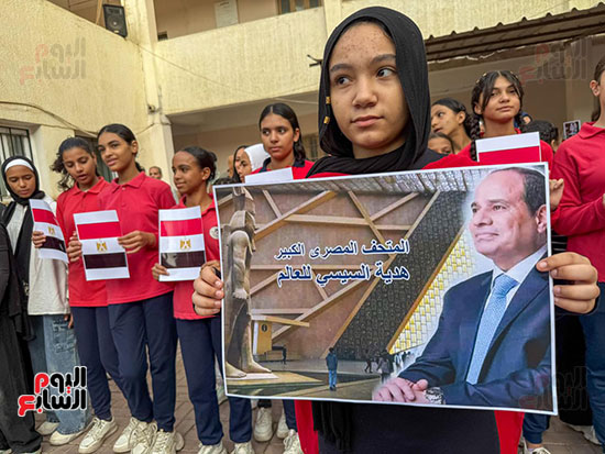 طالبة تحمل صورة الرئيس السيسى
