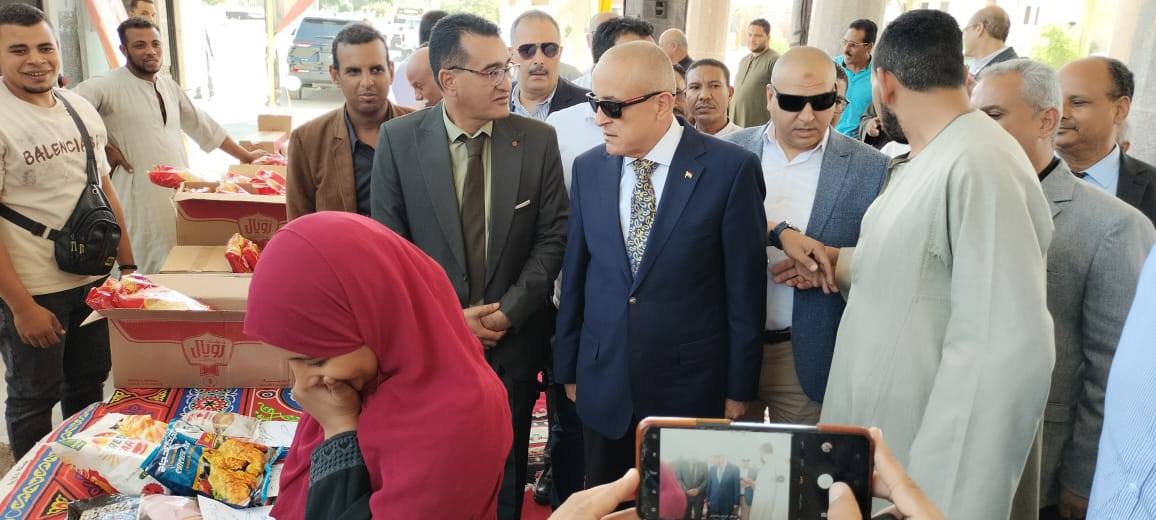 جولة بسوق اليوم الواحد بمدينة طيبة الجديدة لتوفير السلع الأساسية