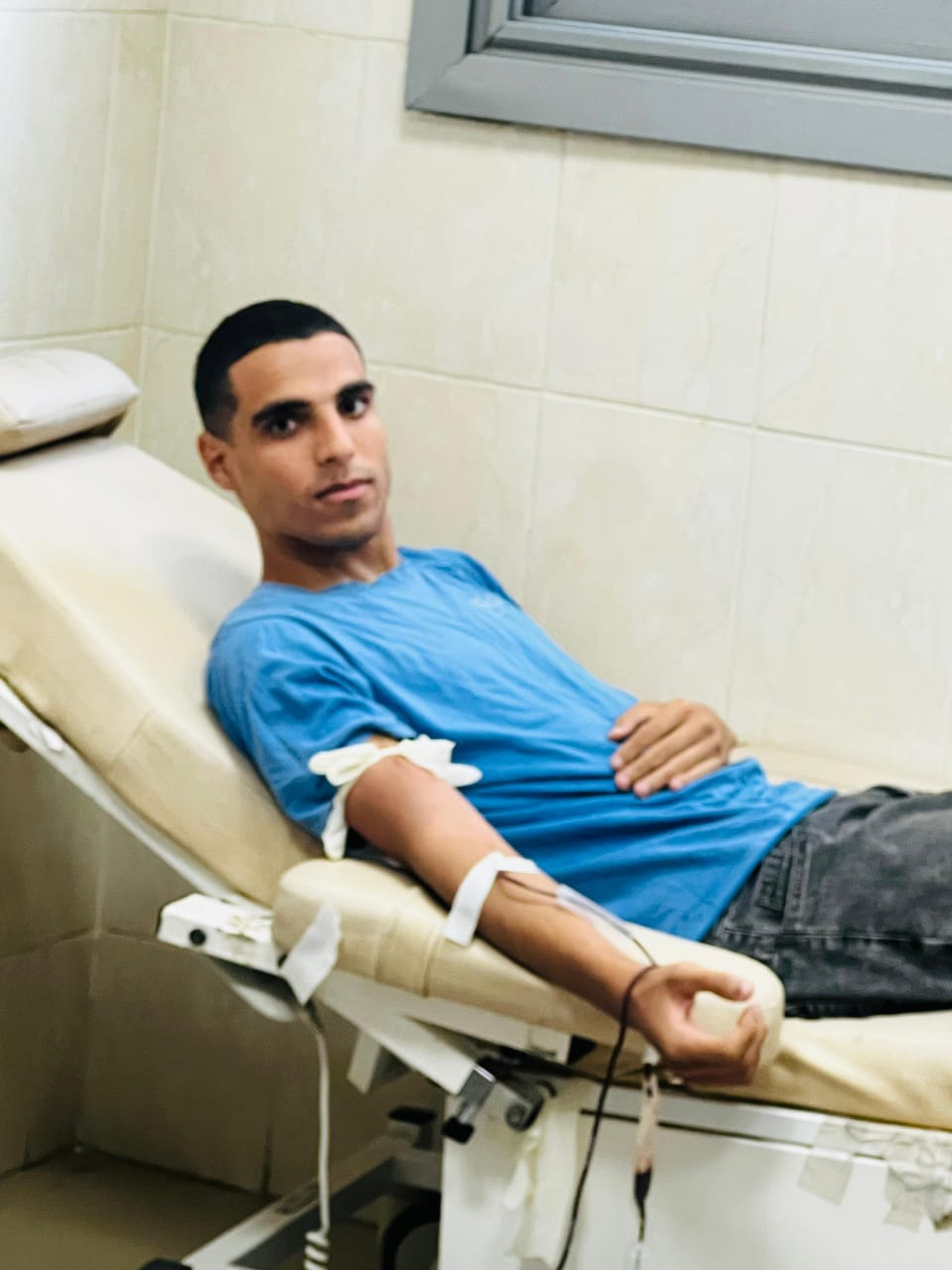 طالب يتبرع بالدم