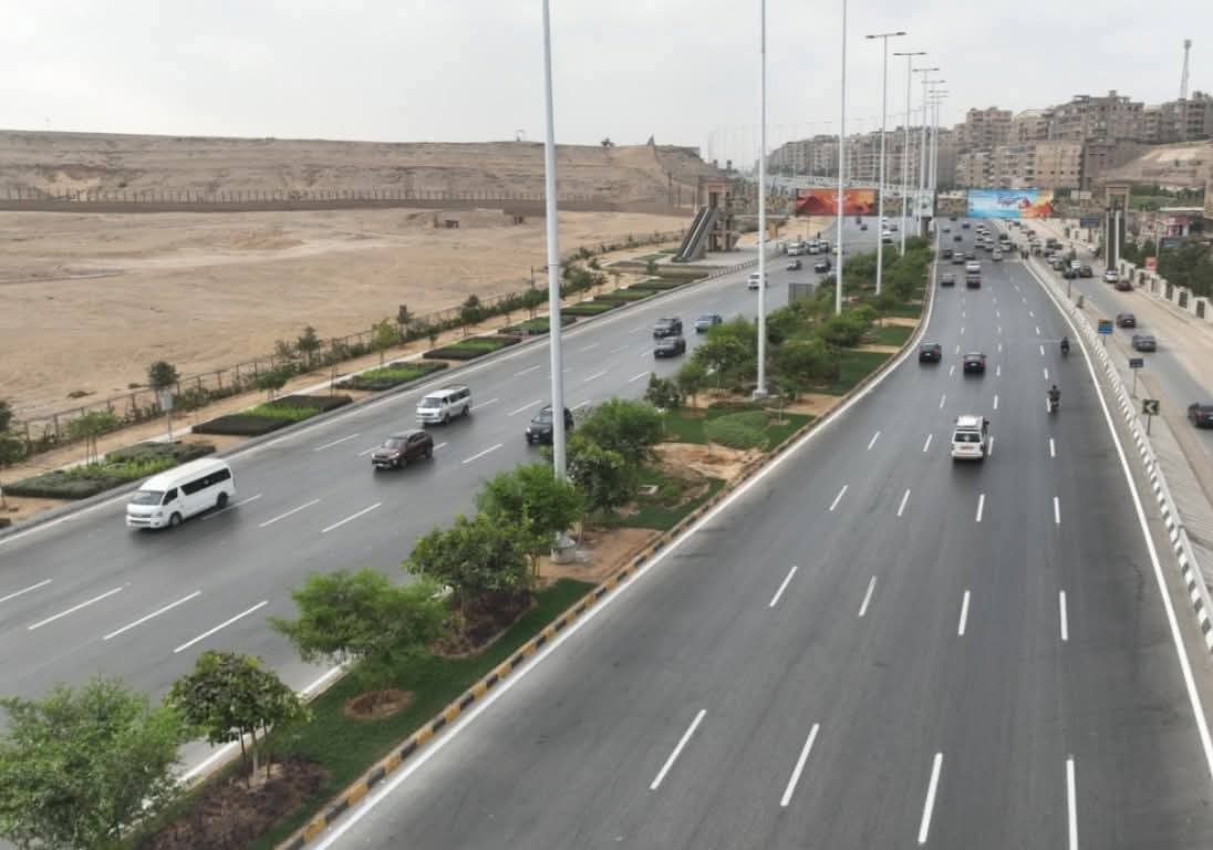 جانب من الطرق أمام المتحف المصرى الكبير