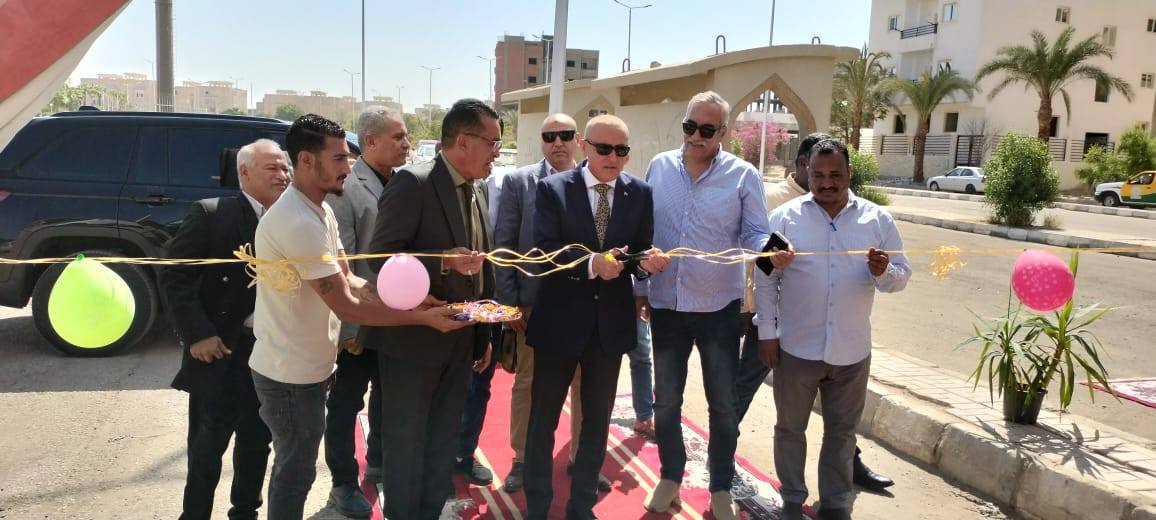 محافظ الأقصر خلال افتتاح سوق اليوم الواحد بمدينة طيبة