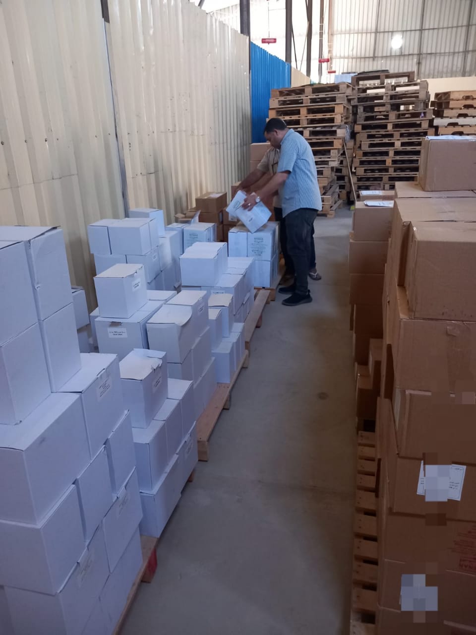 ضبط سمن مجهول المصدر ونصف طن جبن متعفن داخل مخزن بسوهاج (6)