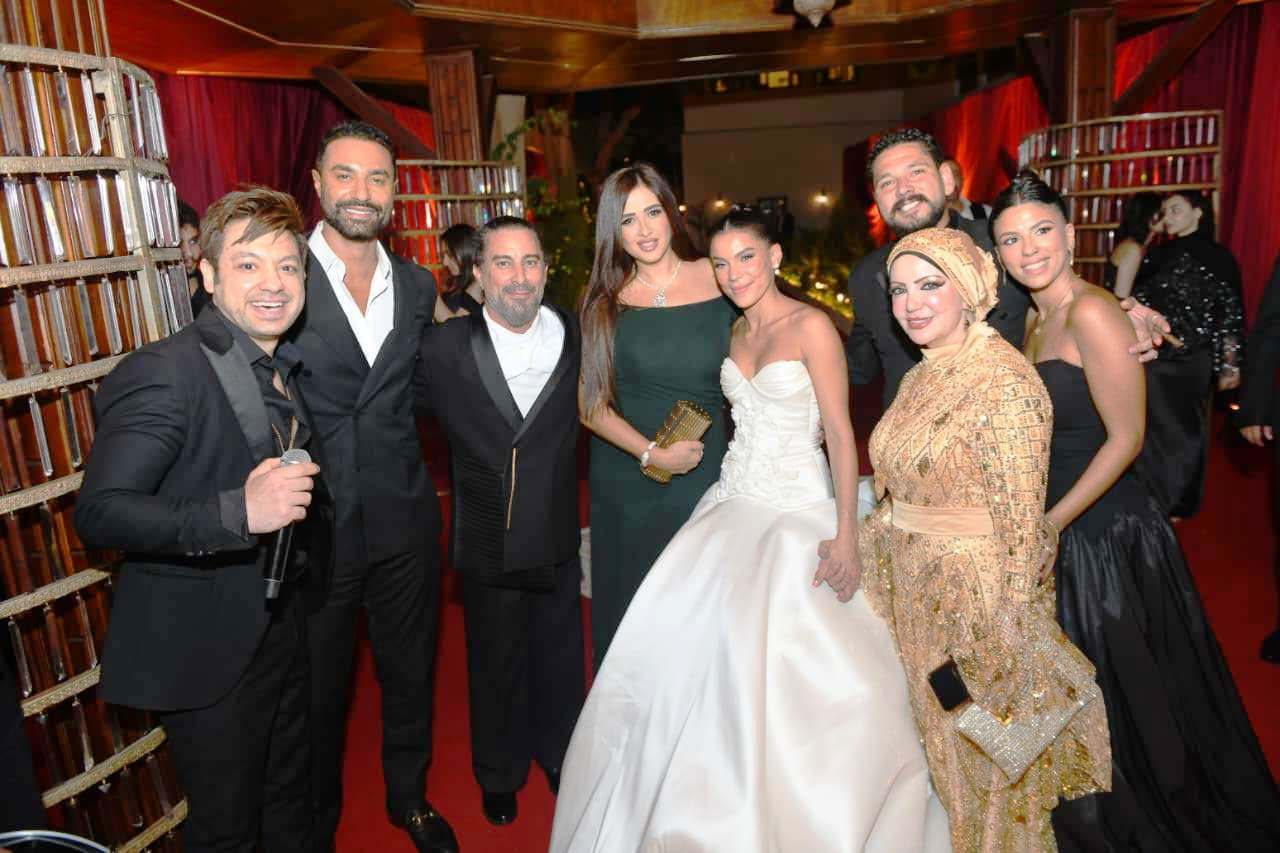 ياسمين عبد العزيز وكريم فهمي  ومحمود شاهين  وحسن الخلعي برفقة العروسين هادي الباجوري وهايدي خالد