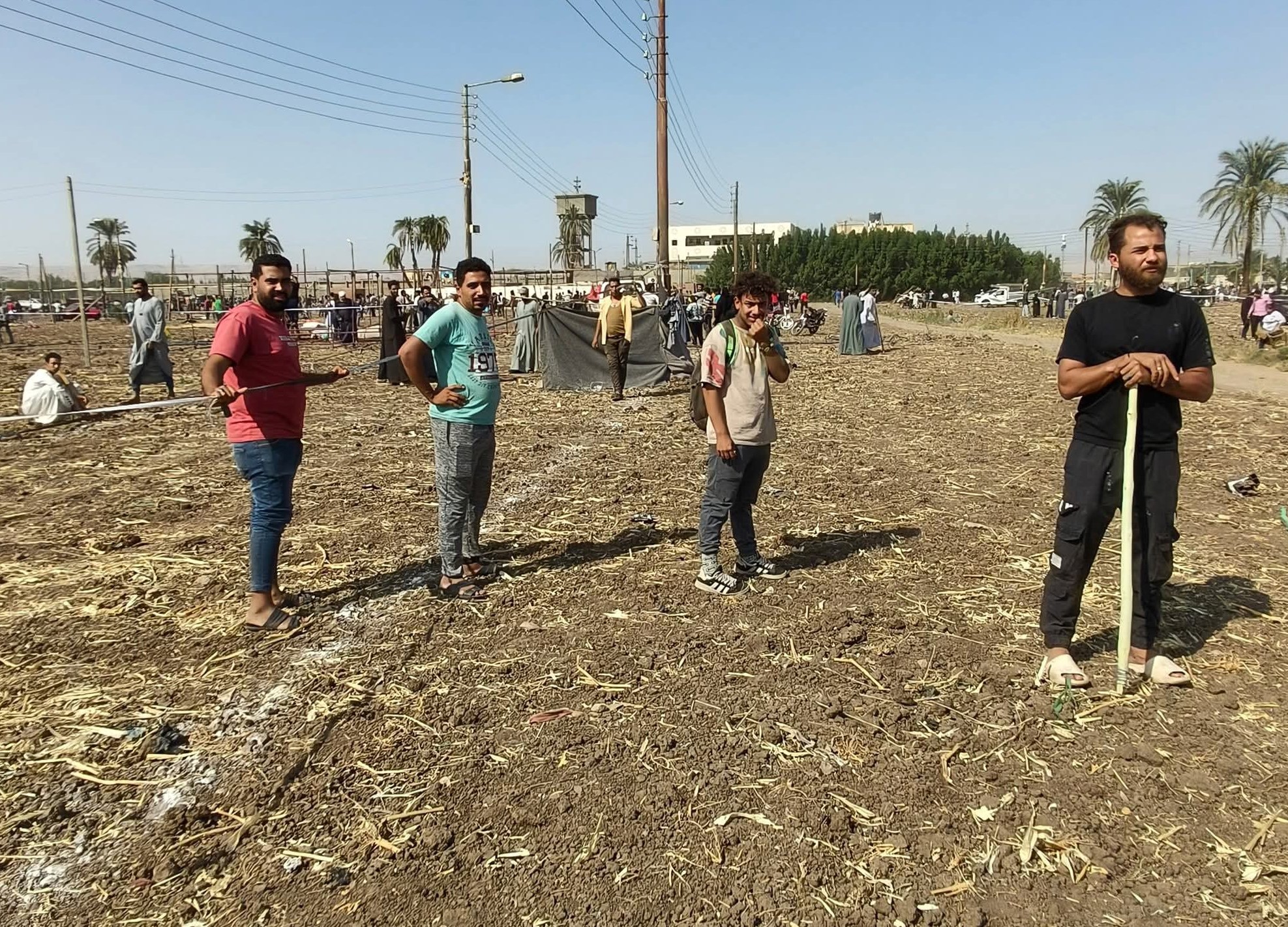 جانب من تجهيز أماكن التخييم فى منطقة ديرمارجرجس بالرزيقات