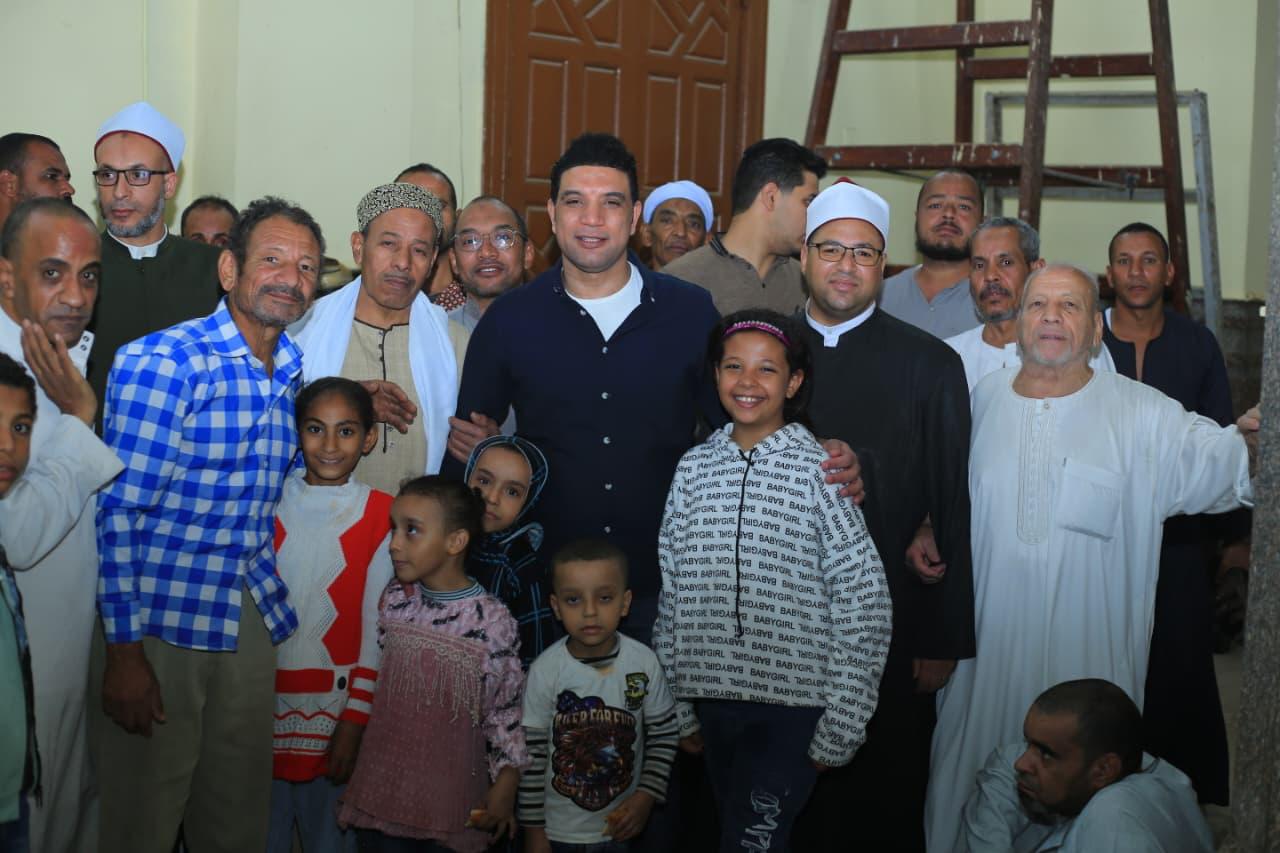 الأهالى وصور تذكارية مع نائب المحافظ 