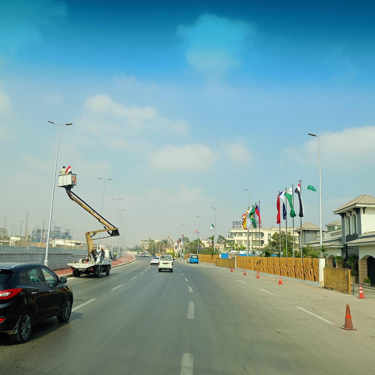 تعليق الأعلام واللافتات الترحيبية بالدول الضيوف على الطرق والمحاور المؤدية للمتحف المصري الكبير (5)