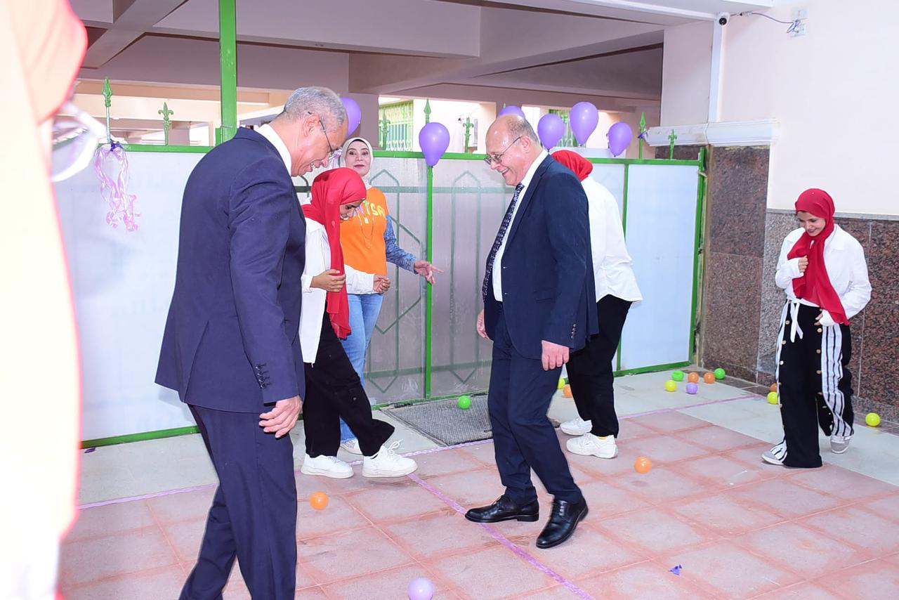 رئيس الجامعة يشارك فى الأنشطة 